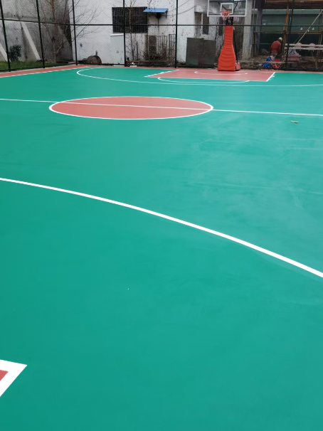 南宝镇 球场长期使用易出现地面开裂